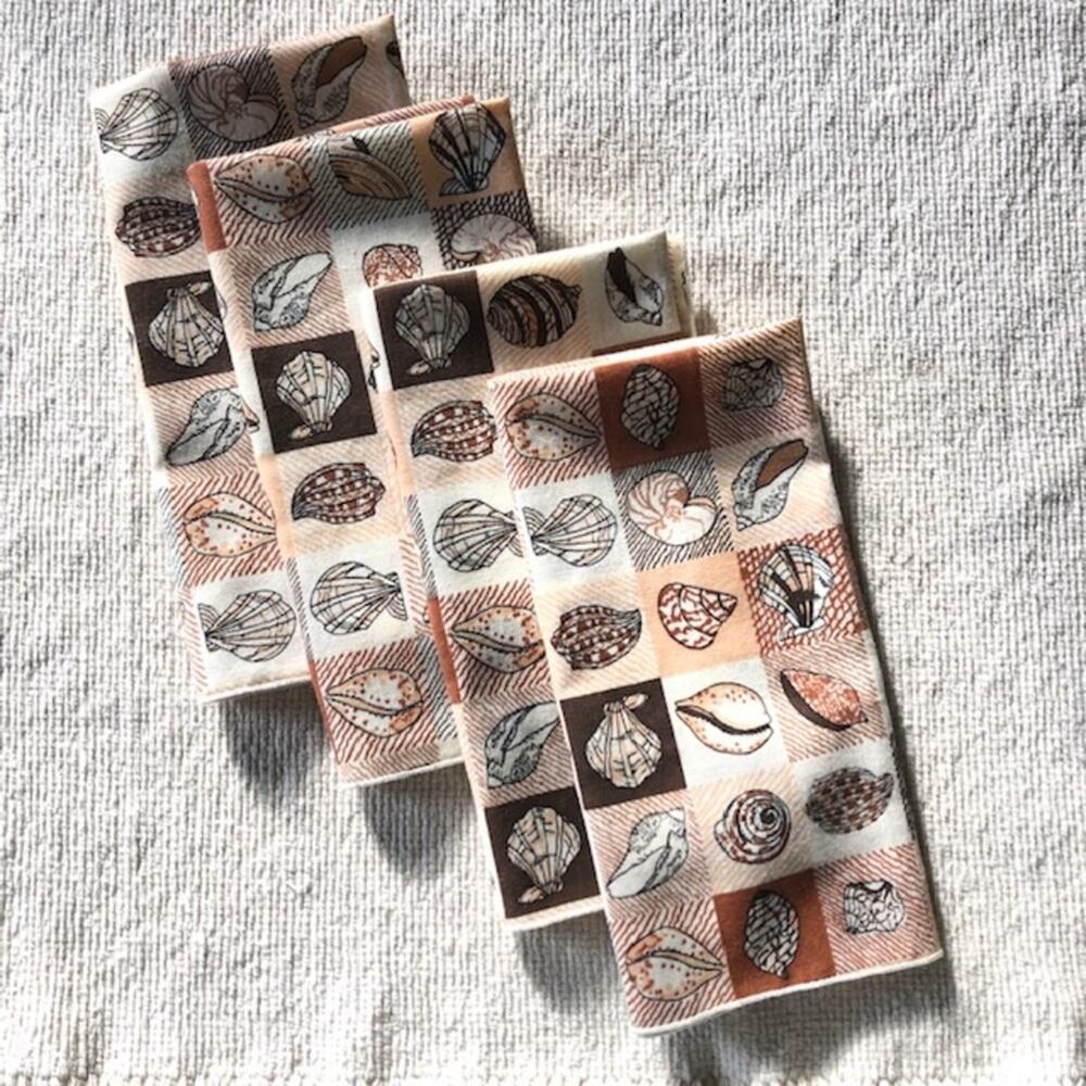 Vintage Set of 4 Shell Design Cloth Dinner Napkins